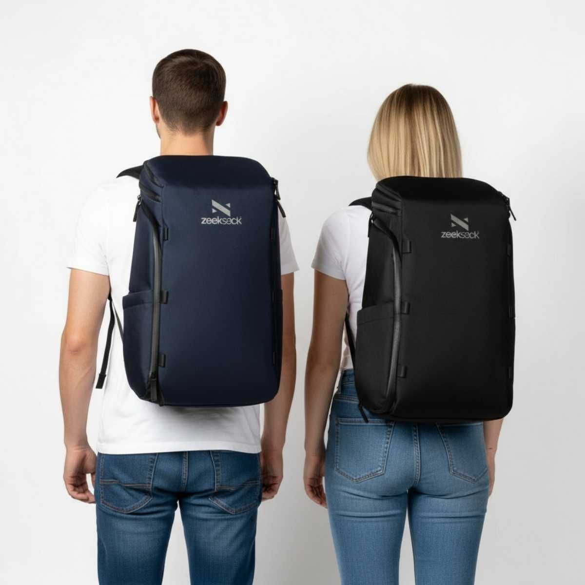 Mann og kvinne i hvite t-skjorter og jeans står vendt bort fra kameraet med svarte ryggsekker.