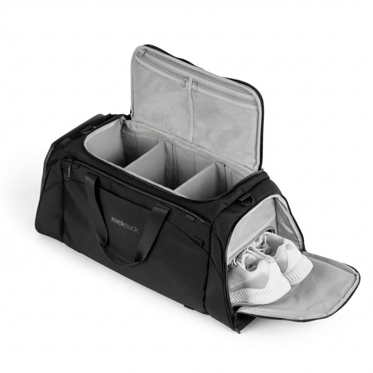 En svart duffelbag med organiserte rom og eget skofag med hvite sko.