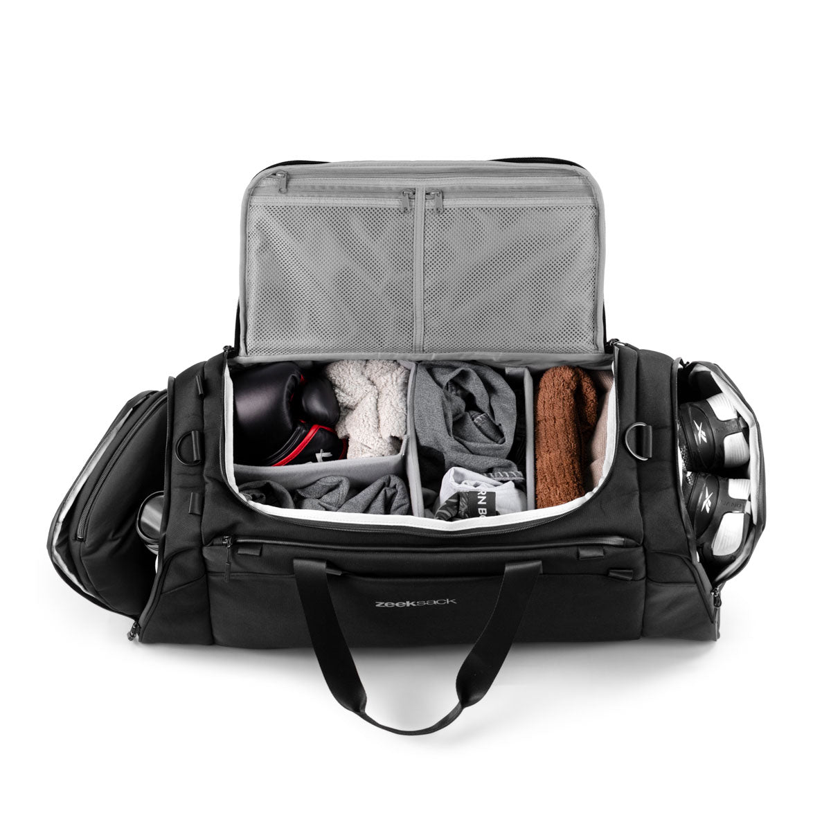 The Duffelbag åpnet og fylt med klær, hodetelefoner, sko og annet utstyr i de ulike rommene.