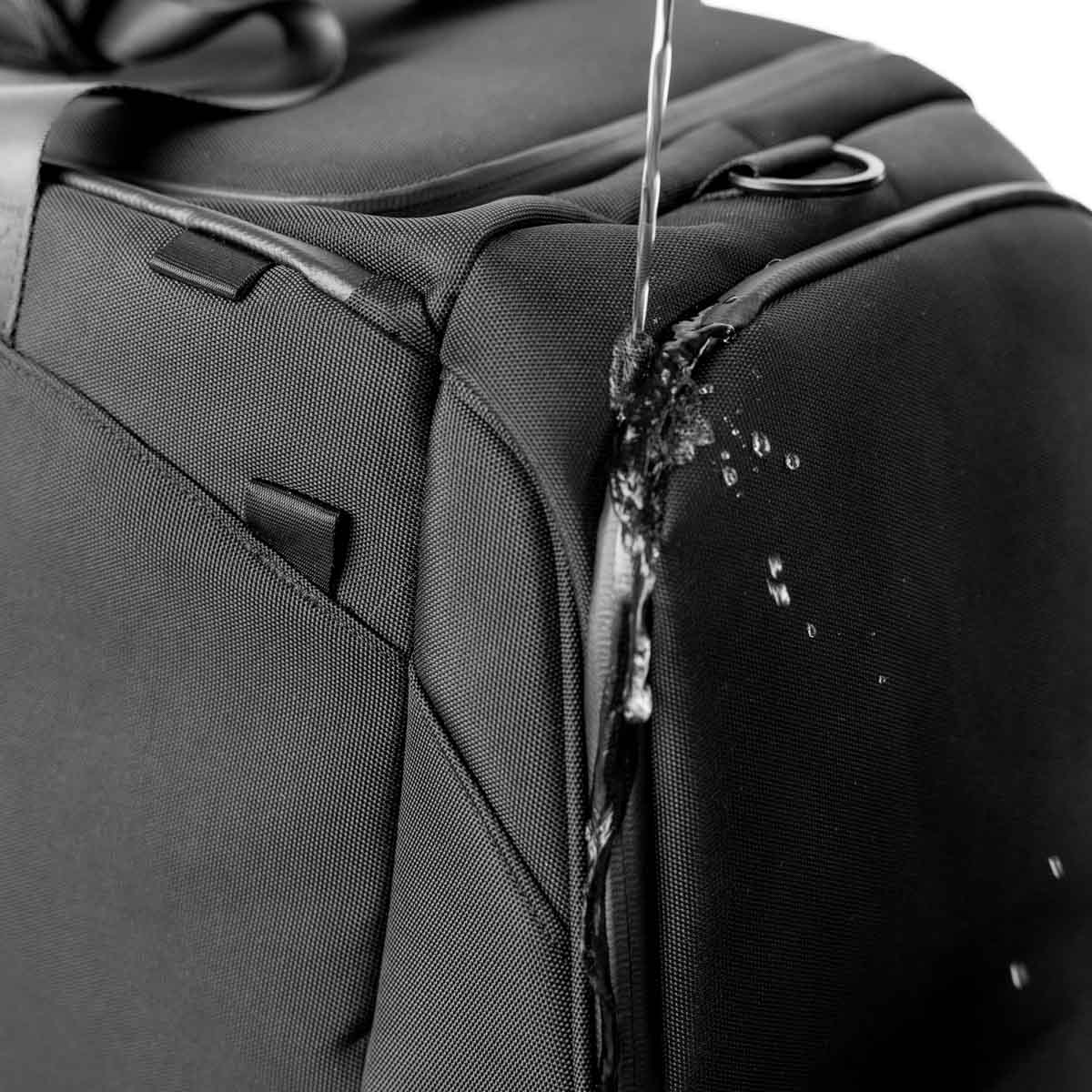 Vann som renner av vannavvisende materiale på The Duffelbag.