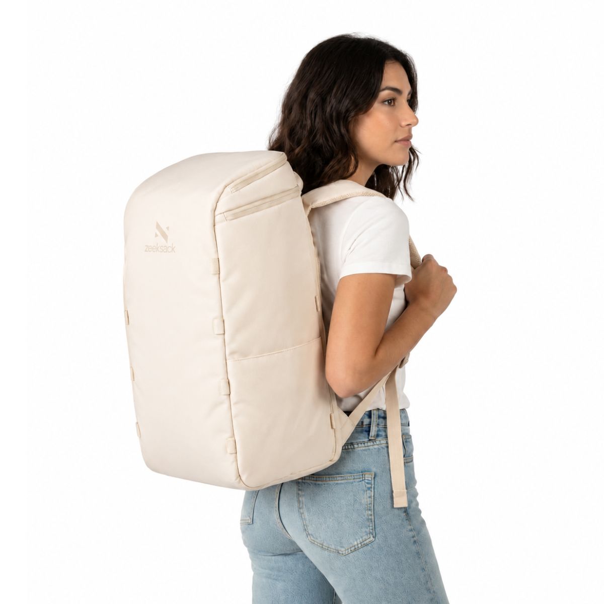Kvinne med Zeeksack The Organizer 40L i Sand White på ryggen