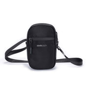 Zeeksack Travel Pouch (svart) – skulderrem og frontlomme med glidelås.