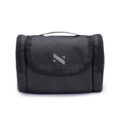 Zeeksack Toiletry Bag (svart) – lukket lokk og bærehåndtak, sett forfra.