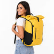 Zeeksack The Rolltop 25L (gul) – kvinne med den på ryggen.