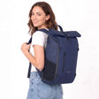 Zeeksack The Rolltop 25L (mørkeblå) – kvinne med den på ryggen.