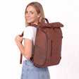 Zeeksack The Rolltop 25L (brun) – kvinne med den på ryggen.
