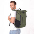 Zeeksack The Rolltop 25L (grønn) – mann med den på ryggen.