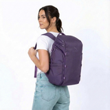 Zeeksack The Organizer 20L (lilla) – kvinne med den på ryggen.