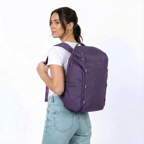 Zeeksack The Organizer 20L (lilla) – kvinne med den på ryggen.