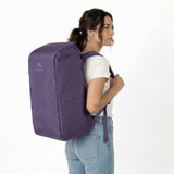 Zeeksack The Organizer 40L (lilla) – kvinne med den på ryggen.