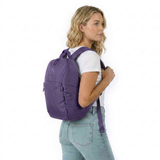 Zeeksack The Underseat 15L (lilla) – kvinne med den på ryggen.