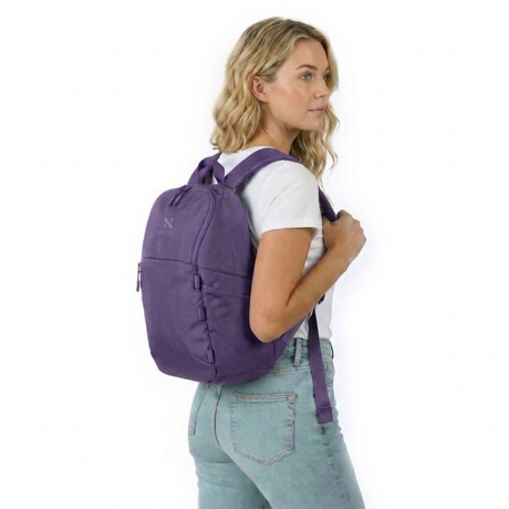 Zeeksack The Underseat 15L (lilla) – kvinne med den på ryggen.