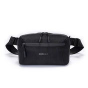 Zeeksack Crossbody Organizer (svart) – skulderrem og frontlomme med glidelås.