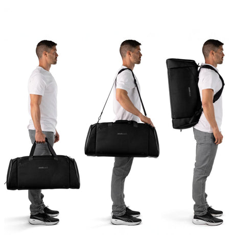 The Duffelbag fra Zeeksack vist med tre bærevarianter: i hånden, over skulderen og som ryggsekk.