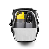 Detaljbilde av The Duffelbag med en gul shaker og en svart drikkeflaske i egne lommer.