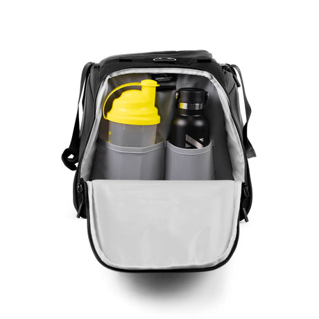 Detaljbilde av The Duffelbag med en gul shaker og en svart drikkeflaske i egne lommer.