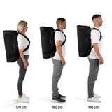 Tre personer med høyde 170 cm, 180 cm og 190 cm bærer The Duffelbag som ryggsekk.