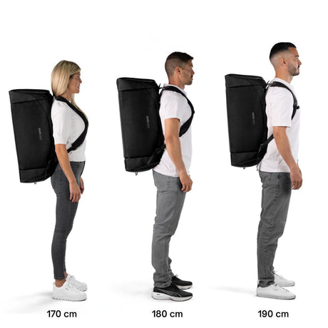 Tre personer med høyde 170 cm, 180 cm og 190 cm bærer The Duffelbag som ryggsekk.