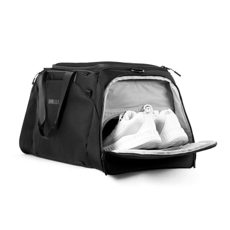 The Duffelbag med separat skoavdeling åpnet, med hvite joggesko synlige.