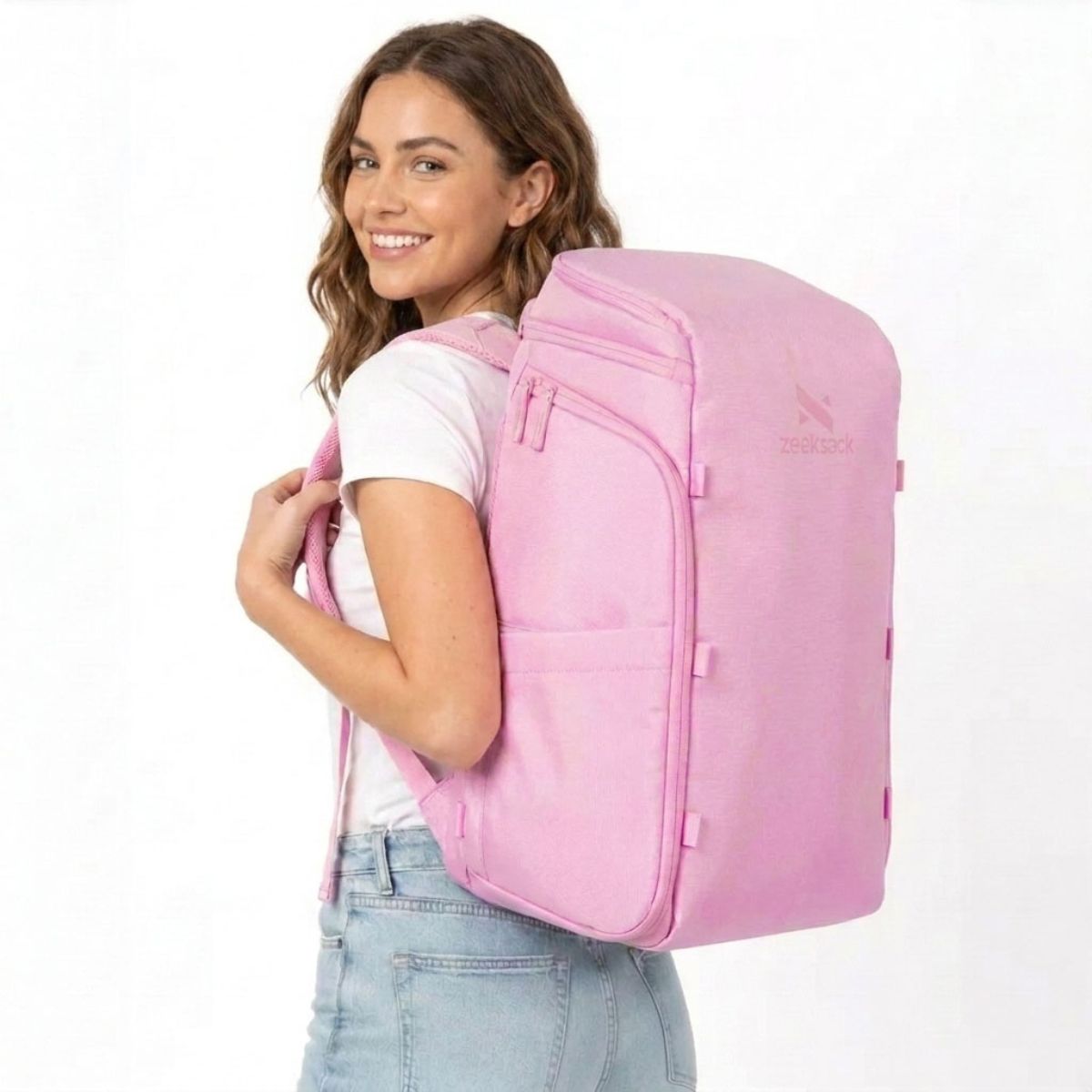 Kvinne med rosa ryggsekk på ryggen.