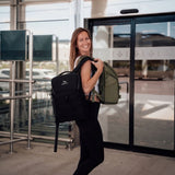 Zeeksack - Kvinne som bærer to The Underseat 15L i svart og Ranger Green.