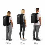 Tre personer i hvite t-skjorter og jeans står ved siden av hverandre med svarte ryggsekker, høydene 160 cm, 170 cm og 180 cm er vist under.