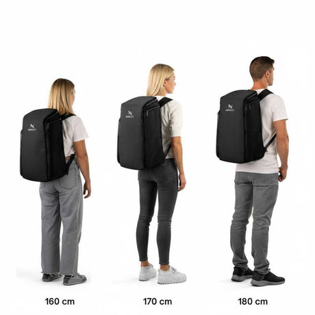 Tre personer i hvite t-skjorter og jeans står ved siden av hverandre med svarte ryggsekker, høydene 160 cm, 170 cm og 180 cm er vist under.