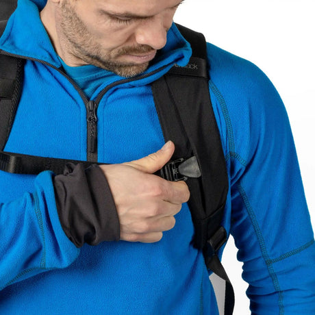 Nærbilde av person som fester brystremmen på Zeeksack Organizer.