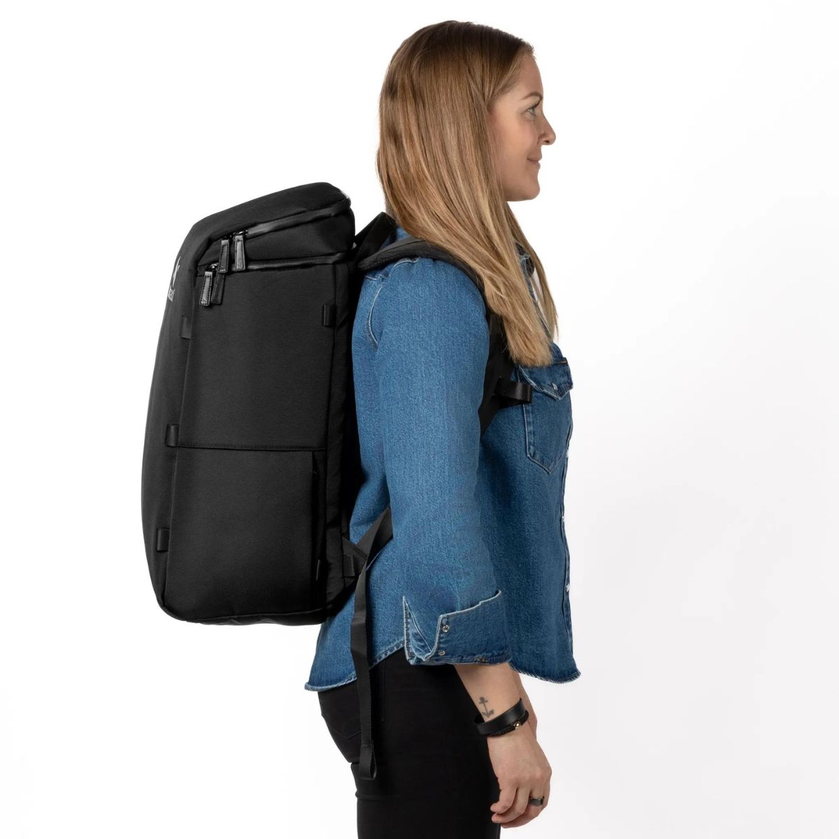 Kvinne bærer Zeeksack Organizer-ryggsekk, sett fra siden.