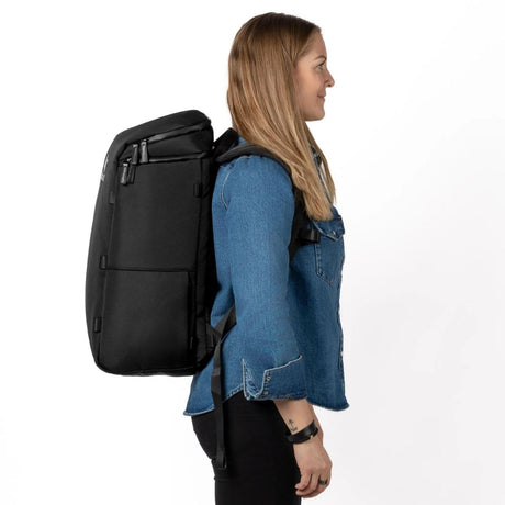 Kvinne bærer Zeeksack Organizer-ryggsekk, sett fra siden.