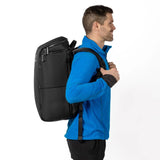 Mann bærer Zeeksack Organizer-ryggsekk, sett fra siden.