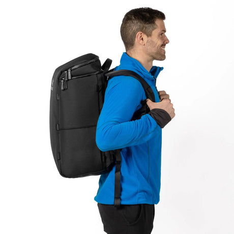 Mann bærer Zeeksack Organizer-ryggsekk, sett fra siden.