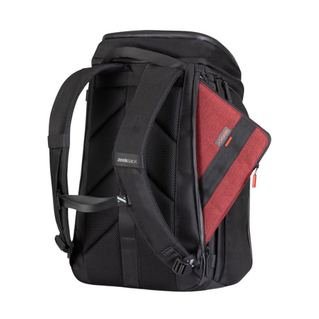 Laptop tas ut fra den skjulte baklommen på Zeeksack Organizer.