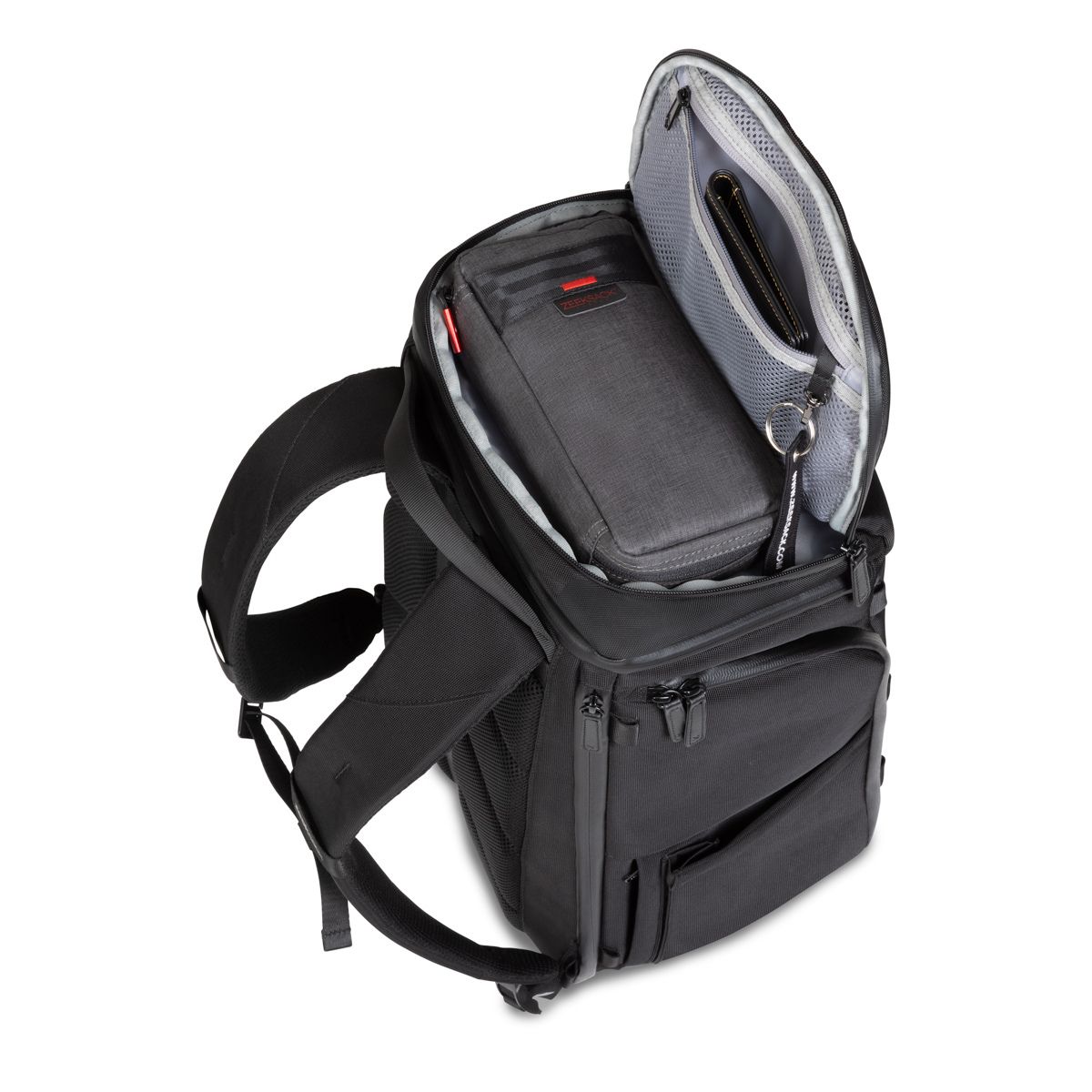 Oversiktsbilde av det øverste rommet i Zeeksack Organizer med småting, lommebok og oppbevaringsveske.