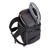 Oversiktsbilde av det øverste rommet i Zeeksack Organizer med småting, lommebok og oppbevaringsveske.