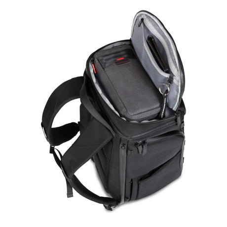 Oversiktsbilde av det øverste rommet i Zeeksack Organizer med småting, lommebok og oppbevaringsveske.